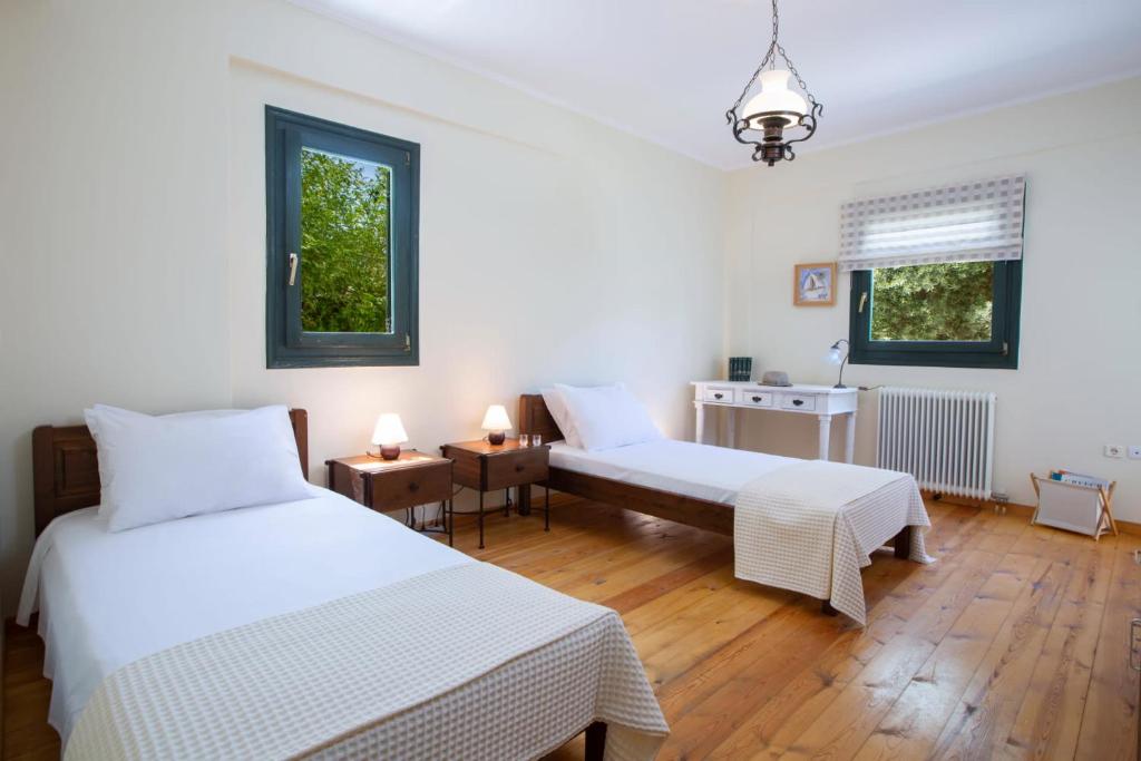 Łóżko lub łóżka w pokoju w obiekcie Serene villa Meganisi - Seaview & Exclusive Pool
