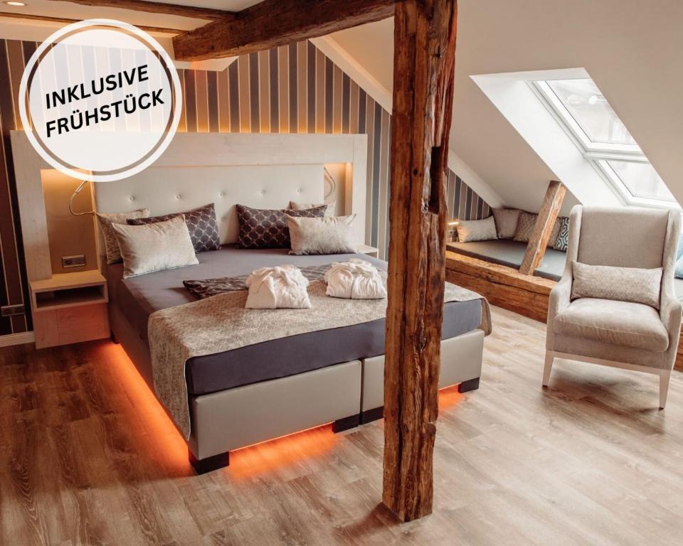 ein Schlafzimmer mit einem Bett und einem Stuhl in einem Zimmer in der Unterkunft AnaCapri Gästehaus Lugano in Ueckermünde