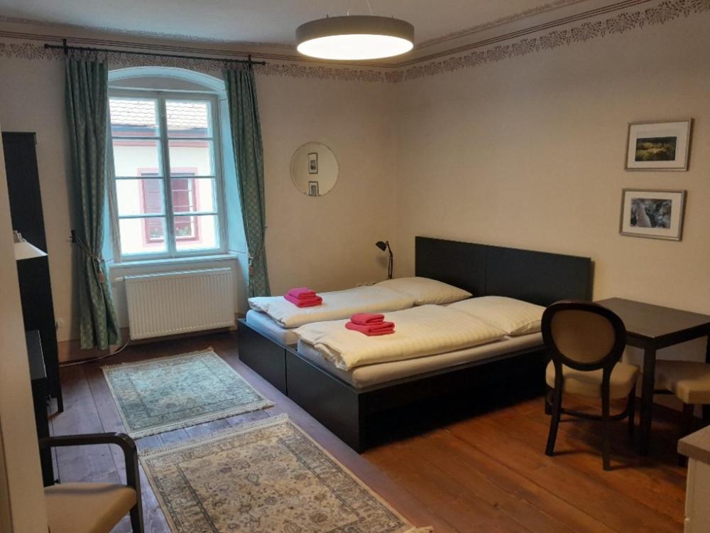 Posteľ alebo postele v izbe v ubytovaní Klášterní apartmány