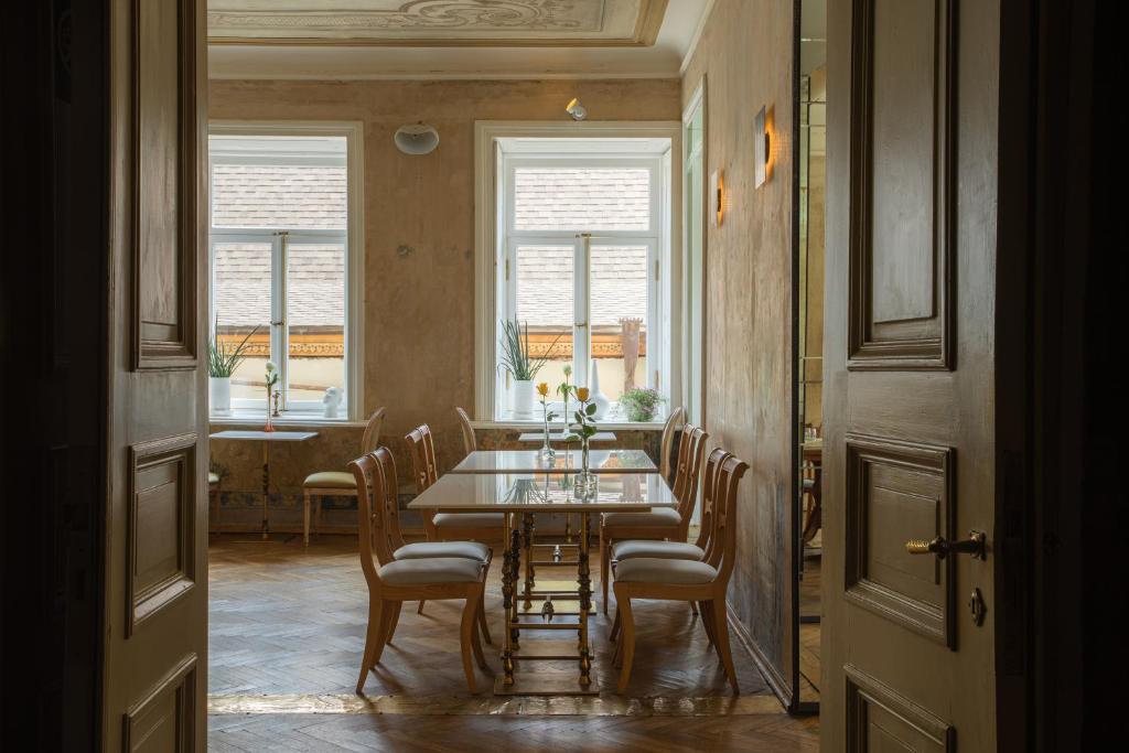 Posezení v ubytování Unfound Door - Design Hotel