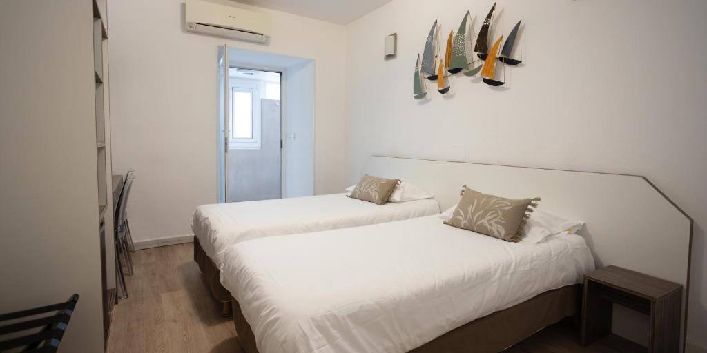 Postel nebo postele na pokoji v ubytování Hôtel Napoléon