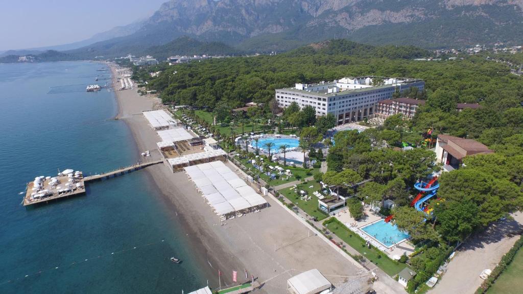 una vista aérea de una playa con un complejo en MIRADA DEL MAR HOTEL, en Antalya