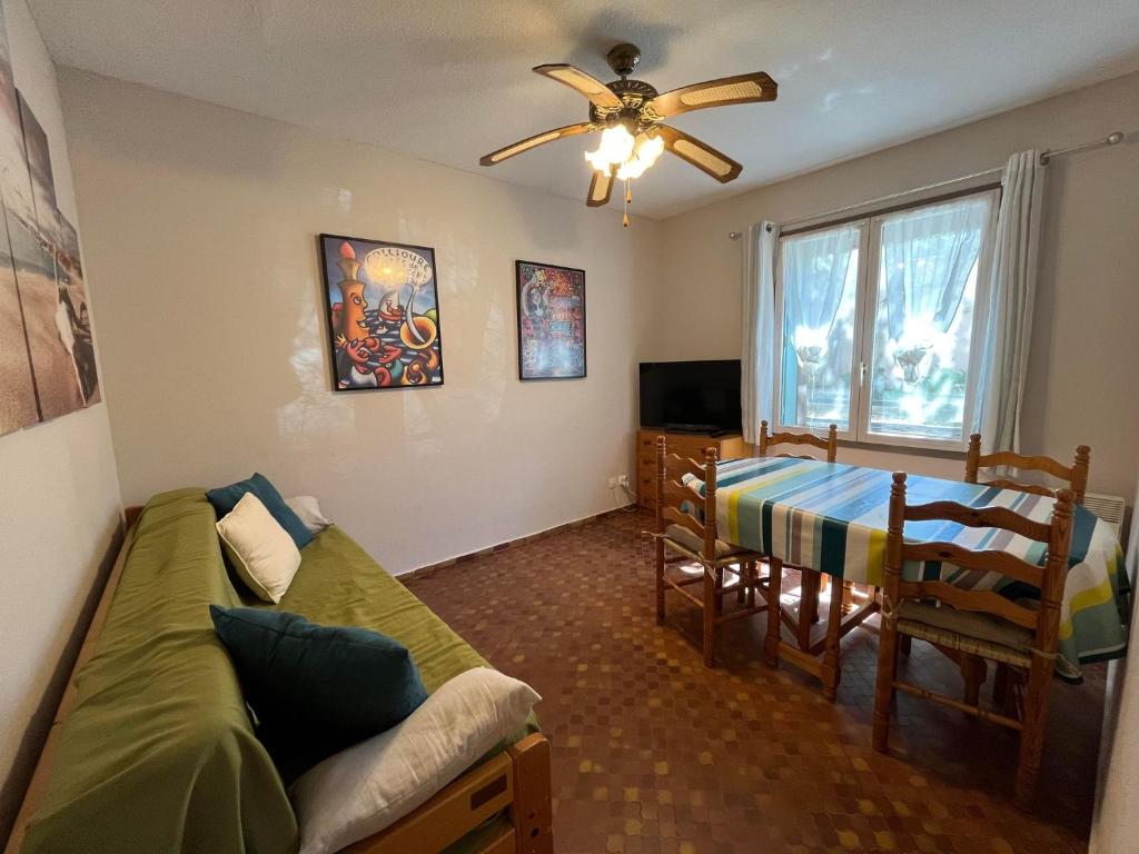 a living room with a couch and a table at 4PA76 Appartement avec piscine et parking in Collioure