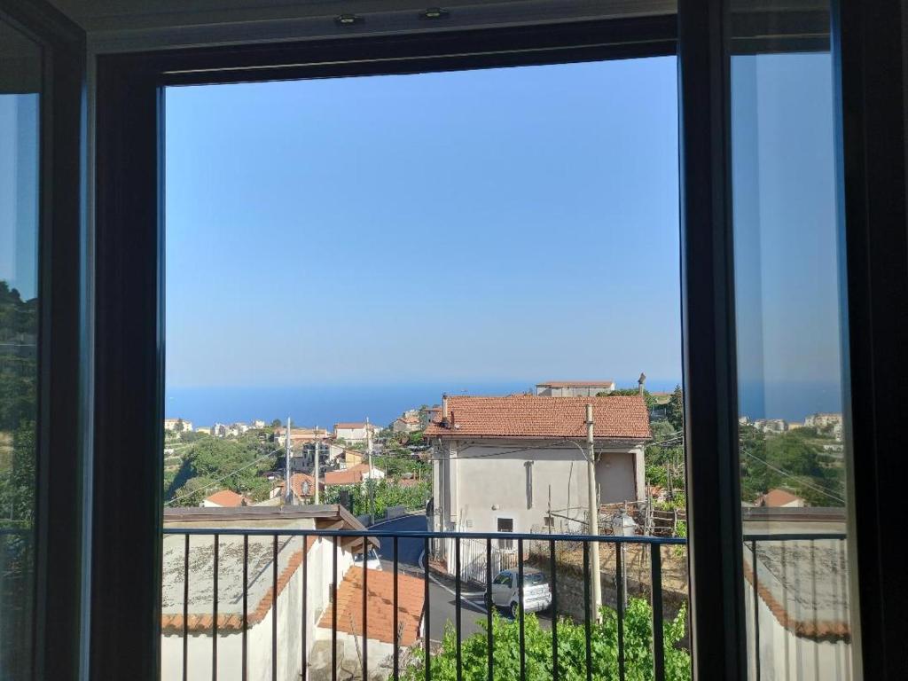 een raam met uitzicht op de oceaan bij Valery house in Scala