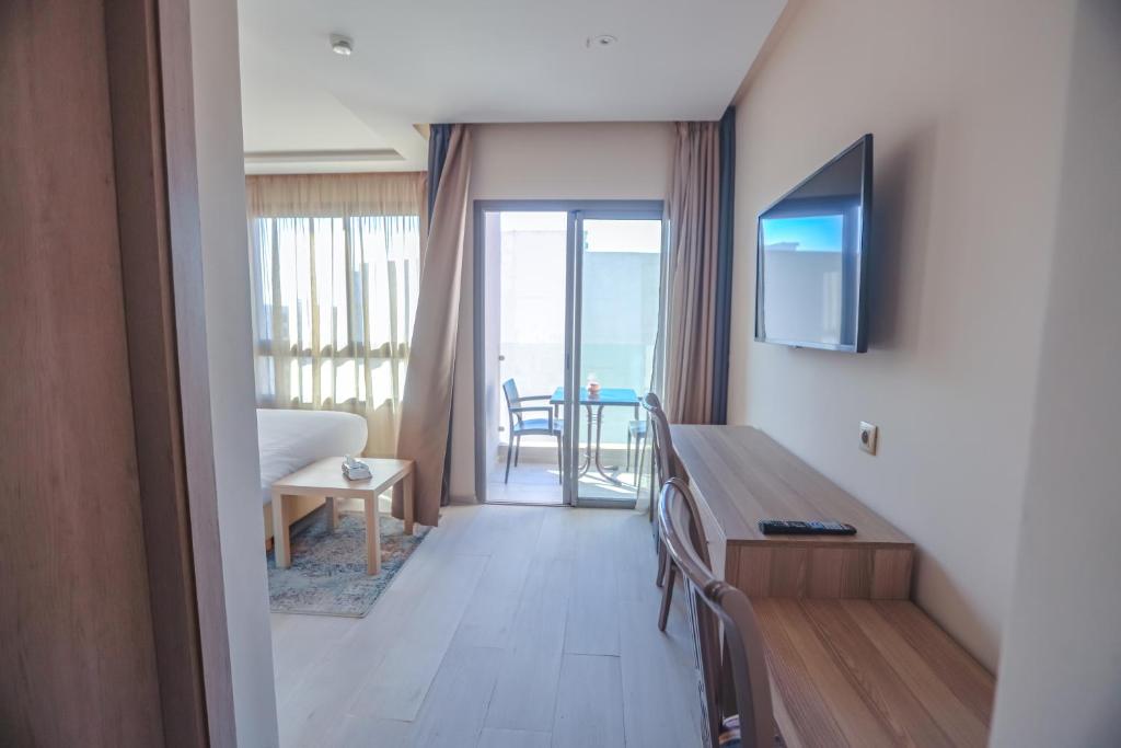 TV a/nebo společenská místnost v ubytování HOTEL BELLE VUE MEKNES