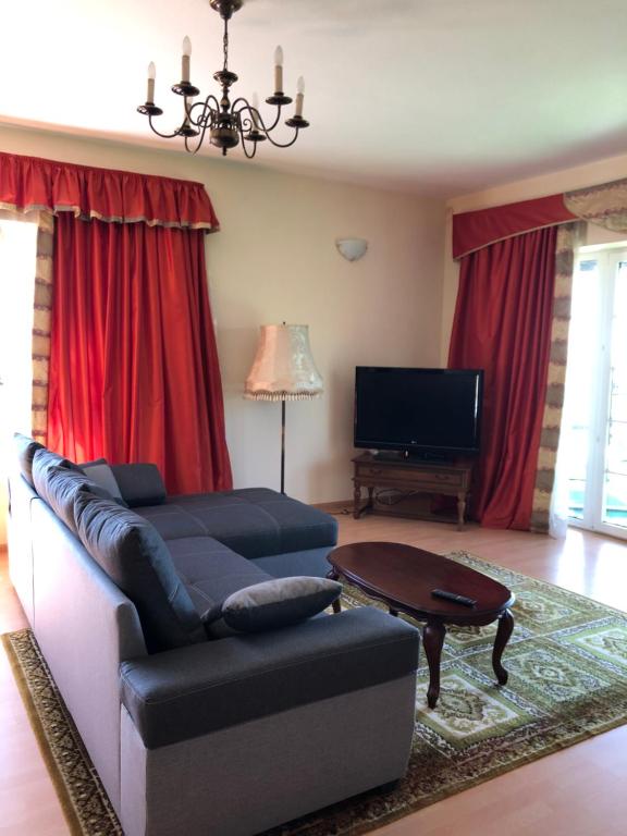 TV a/nebo společenská místnost v ubytování Willa Wicko - Międzyzdroje - apartamenty z aneksem - widok na Zalew Szczeciński