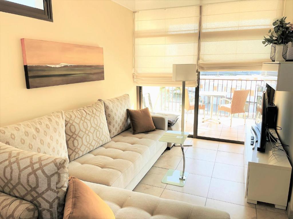 ein Wohnzimmer mit Couch und Fernseher in der Unterkunft Apartment Mananem in Playa del Ingles