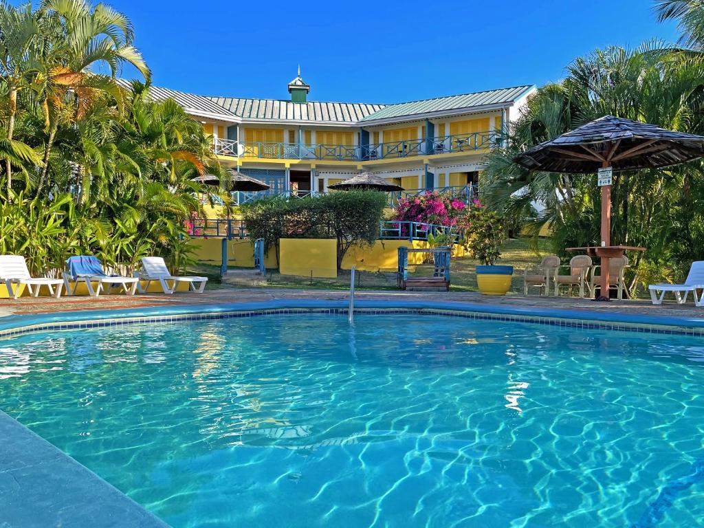 a large swimming pool in front of a hotel at Sherwood Park Apartments in Carnbee Village