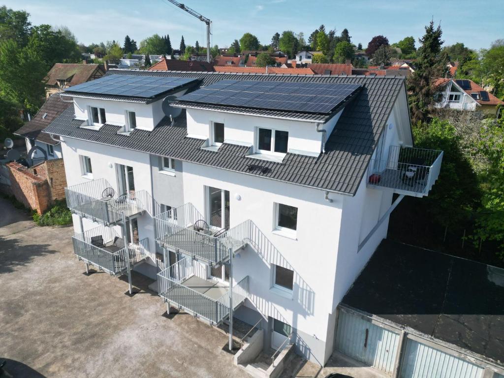 una imagen de una casa con paneles solares en el techo en Exklusive Neubauwohnung mit wundervoller Aussicht nähe Europapark und Rulantica, en Burgheim