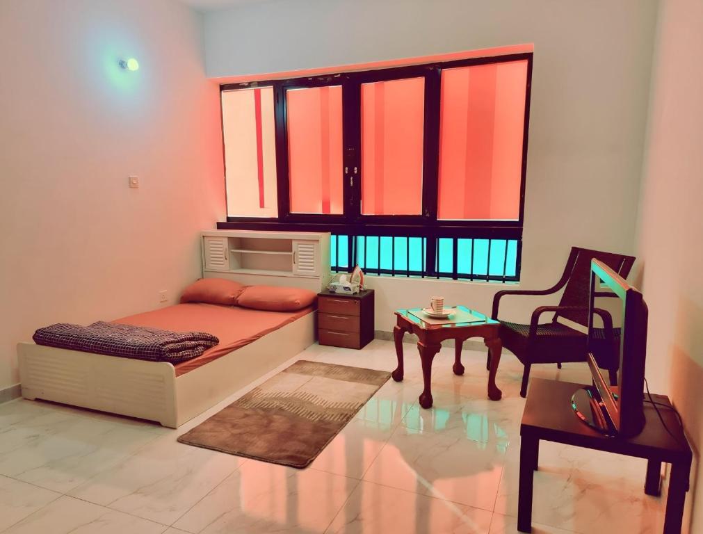 1 dormitorio con 1 cama, 1 silla y 1 mesa en Abu Dhabi Centre - Unique Room, en Abu Dabi
