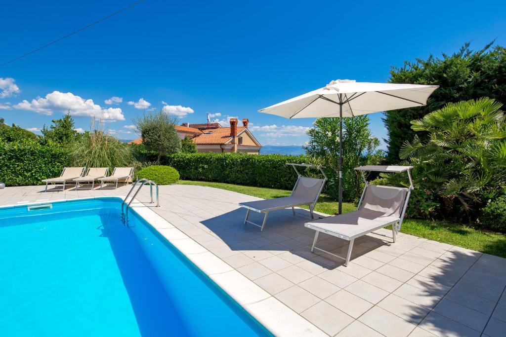 Bazén v ubytovaní Pool Apartment Maurina Opatija with sea view alebo v jeho blízkosti