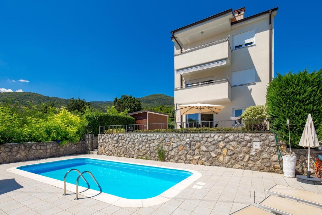 Bazén v ubytovaní Pool Apartment Maurina Opatija with sea view alebo v jeho blízkosti