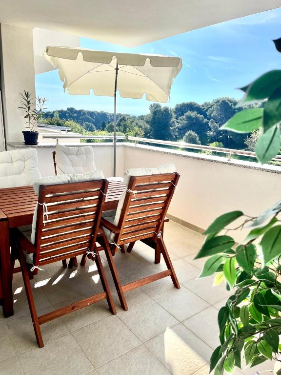 Balkón alebo terasa v ubytovaní Beautiful Two-Bedroom Seaside Apartment in Premantura