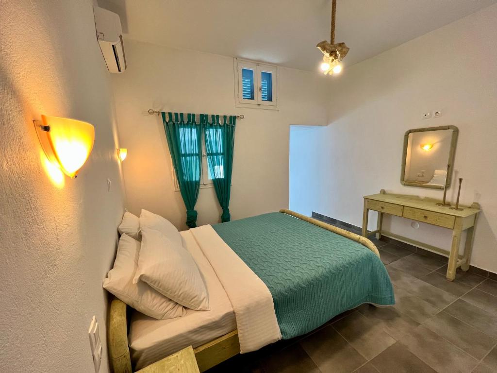 Postel nebo postele na pokoji v ubytování Family Villages Santorini