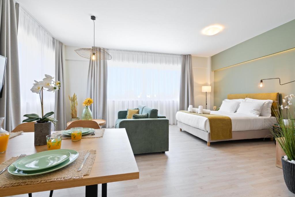 une chambre d'hôtel avec un lit et un salon dans l'établissement Chania Elite Home III-Elegant Studio 4Km From Center, à La Canée