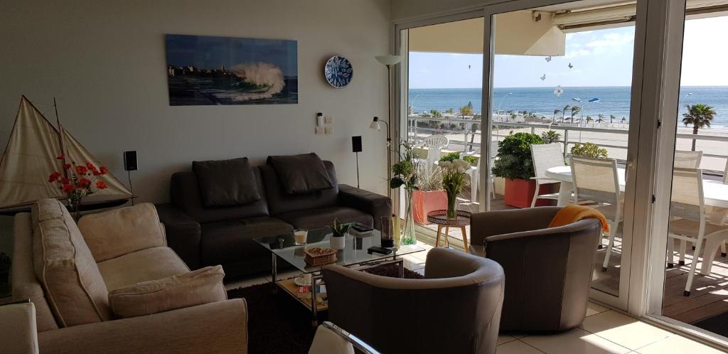 a living room with a view of the beach at LE PATIO in Canet-en-Roussillon