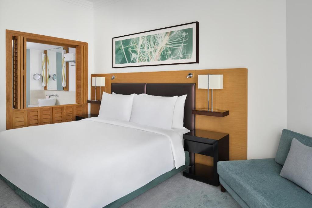 Mövenpick Hotel Jumeirah Beach - Executive King With Balcony, Lounge Access, Breakfast, Refreshments & Evening Drinks And Canapés