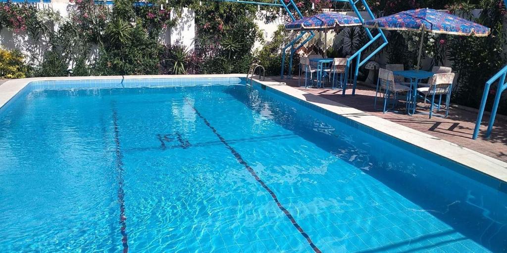 Bazén v ubytování The blue Getaway family villa with XXL pool and AC nebo v jeho okolí