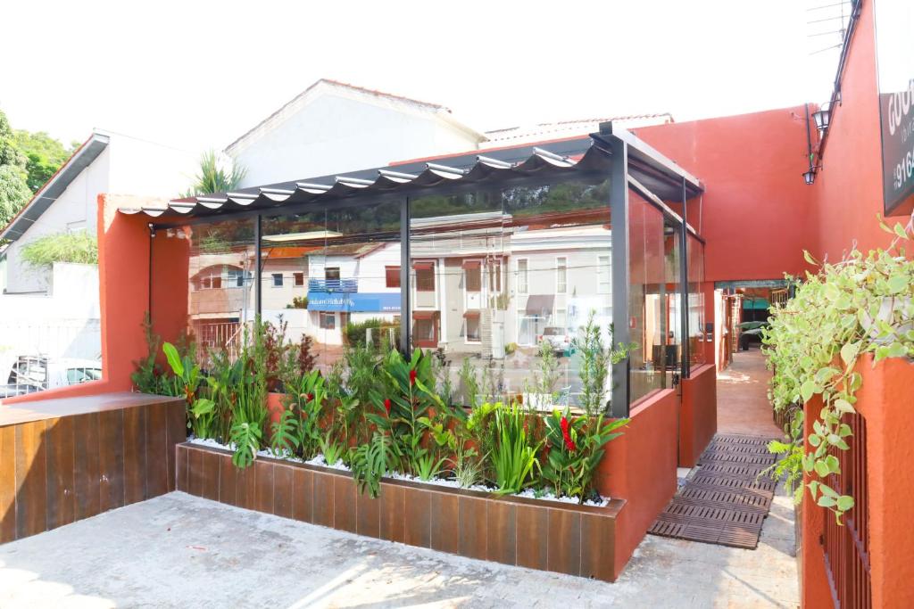ein Gebäude mit einem Garten davor in der Unterkunft GoodStay São Paulo Ibirapuera in São Paulo