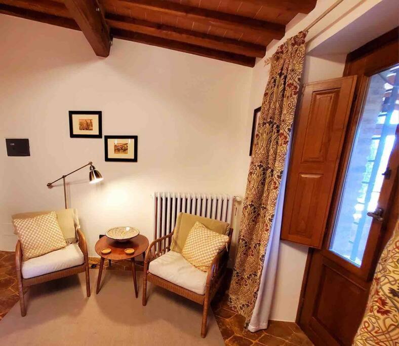 Posedenie v ubytovaní Tuscan Escape Luxury 2 bedroom apartment with pool