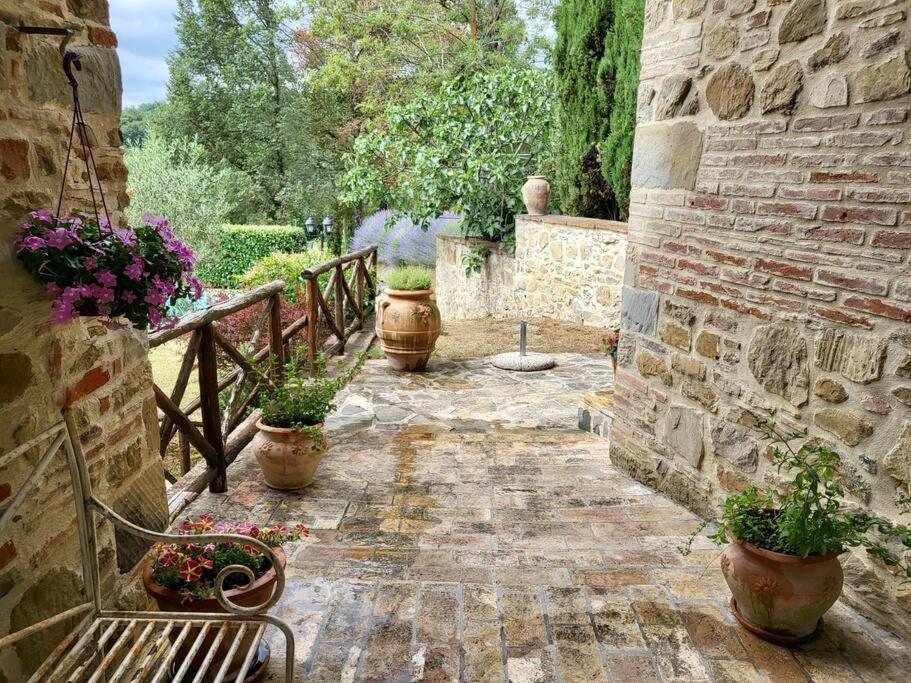 Vonkajšia záhrada v ubytovaní Tuscan Escape Luxury 2 bedroom apartment with pool