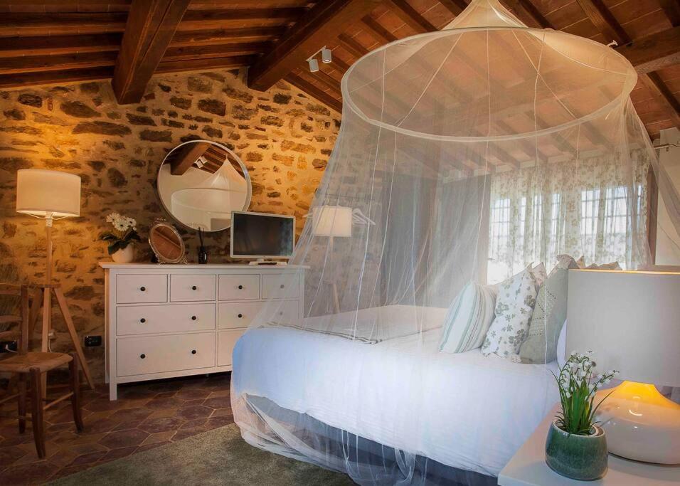 Posteľ alebo postele v izbe v ubytovaní Tuscan Escape Luxury 2 bedroom apartment with pool