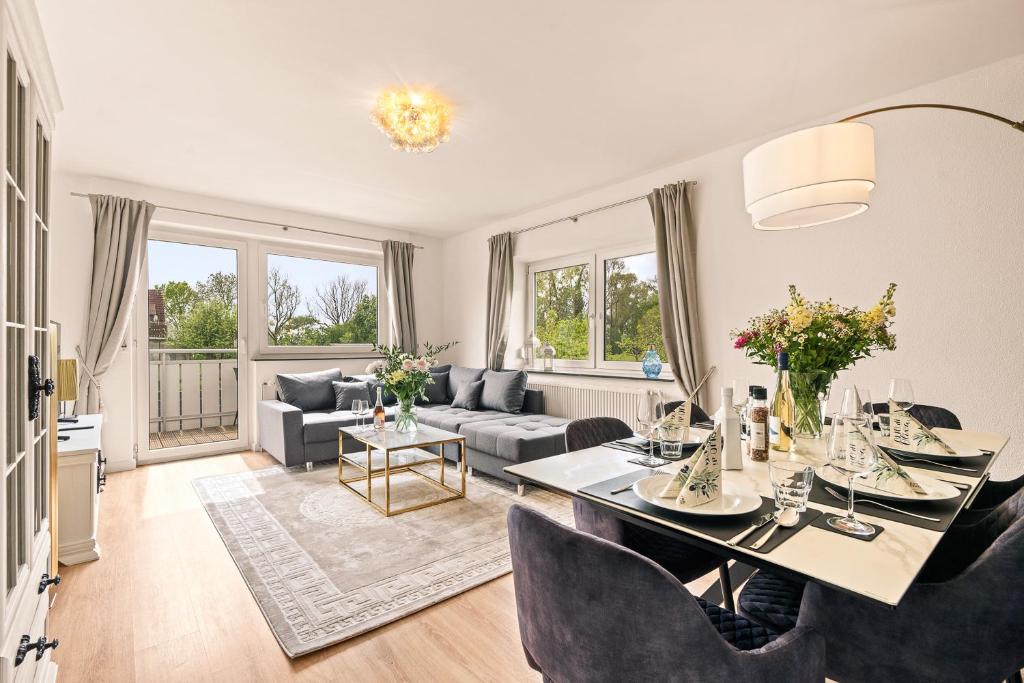 ein Wohnzimmer mit einem Esstisch und einem Sofa in der Unterkunft Ferien-Apartment Seehas mit Privatstrandzugang in Friedrichshafen