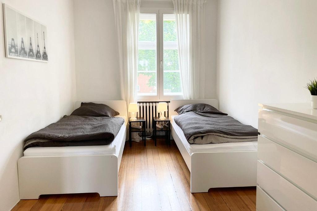 - 2 lits dans une chambre avec fenêtre dans l'établissement Apartment with balcony in Edingen-Neckarhausen, à Edingen-Neckarhausen