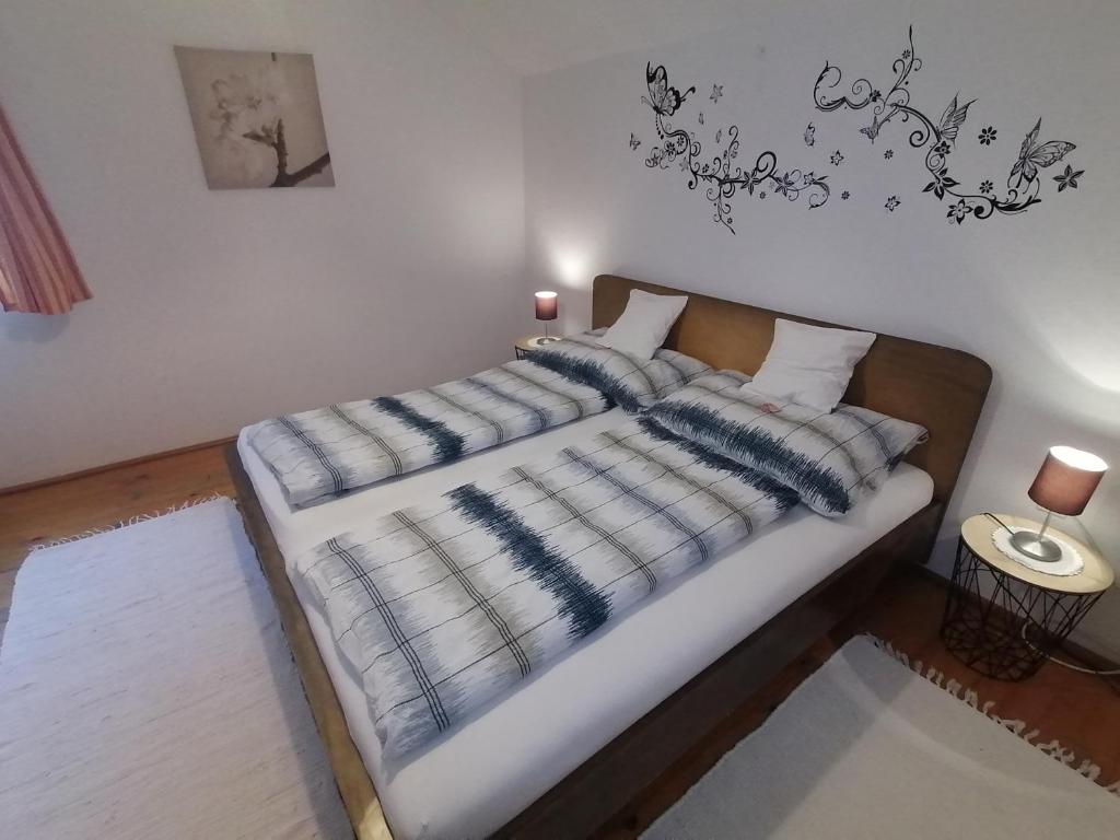 Una cama con una manta azul y blanca. en Ferienhaus Gassner, en Navis