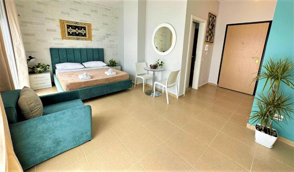 伏罗拉TreA Accomodations - Roof Top On Beach的卧室配有一张床和一张桌子
