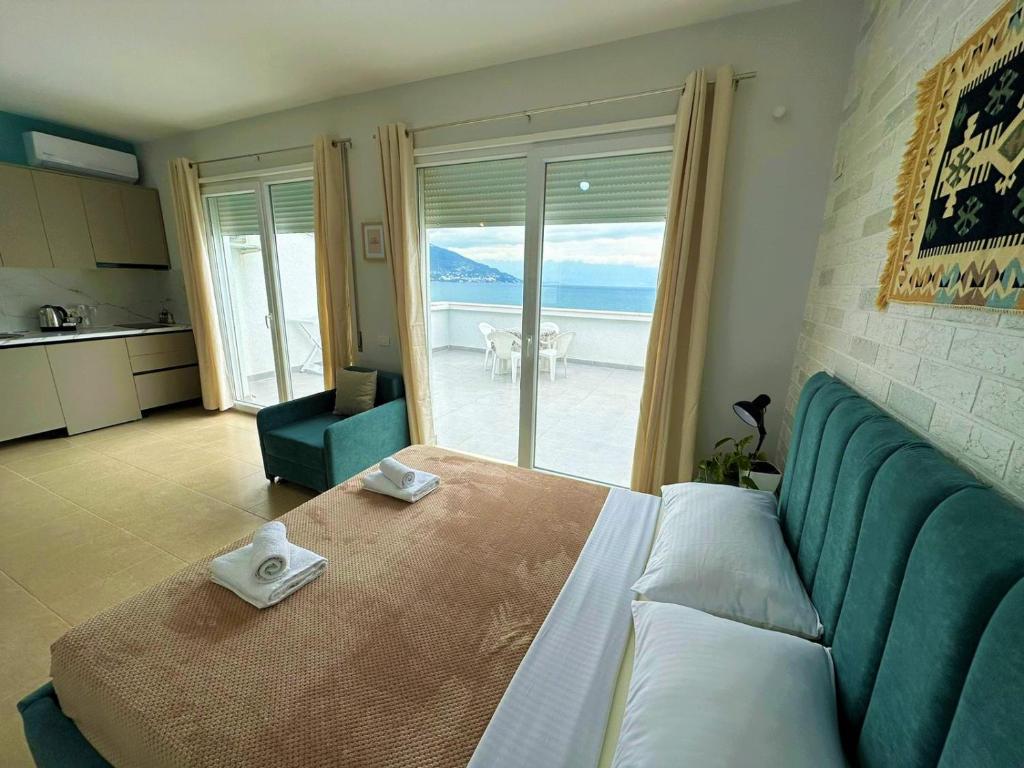 เตียงในห้องที่ TreA Accomodations - Roof Top On Beach