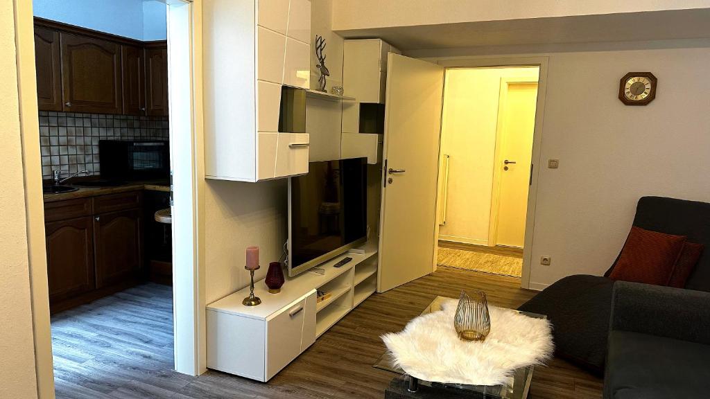 ein Wohnzimmer mit einem großen TV und einem Wohnzimmer in der Unterkunft Moderne FeWo Weinberge in Zell an der Mosel