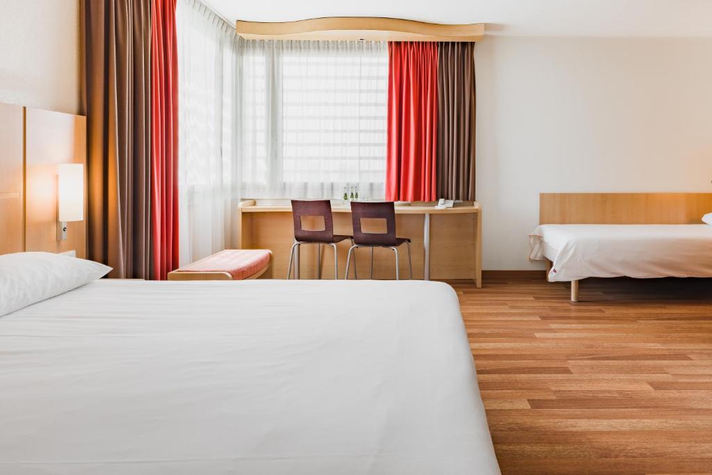 Postel nebo postele na pokoji v ubytování ibis Warszawa West Station