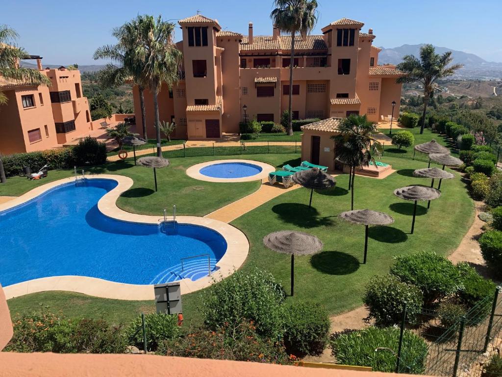 una vista aérea de un complejo con piscina en El Soto de Marbella FREE Golf-Tennis-Gym 2 Bed 2 Bath Apartment, en Ojén