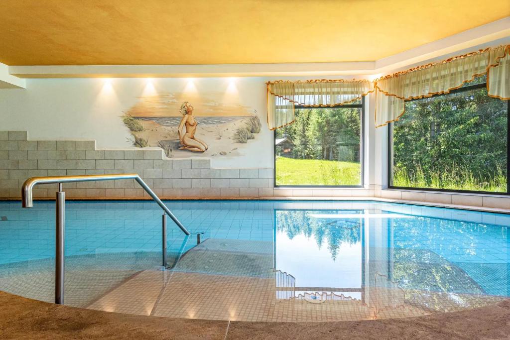 Bazén v ubytovaní Ferienparadies Sabina Lärche alebo v jeho blízkosti