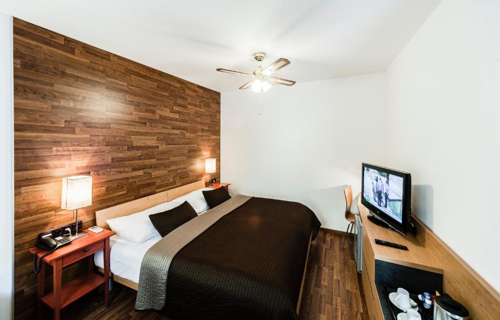 Archibald At the Charles Bridge - 10