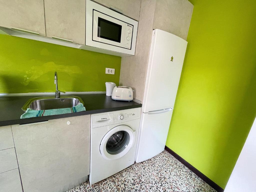 A kitchen or kitchenette at Apartamento Canarias