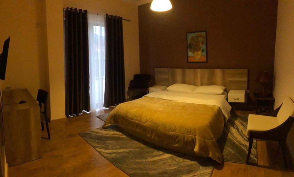 Un dormitorio con una cama grande y una ventana en Hotel Roberto, en Korçë