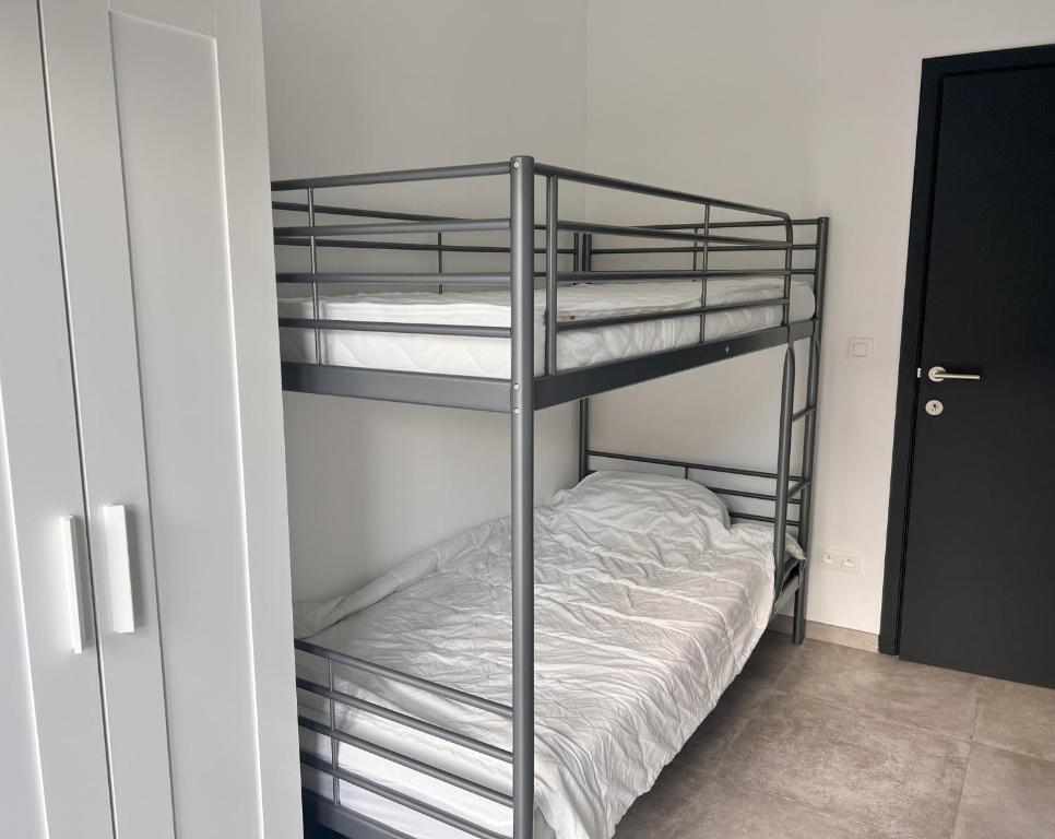 Habitación con 2 literas en una habitación en Le Franchet en Dinant