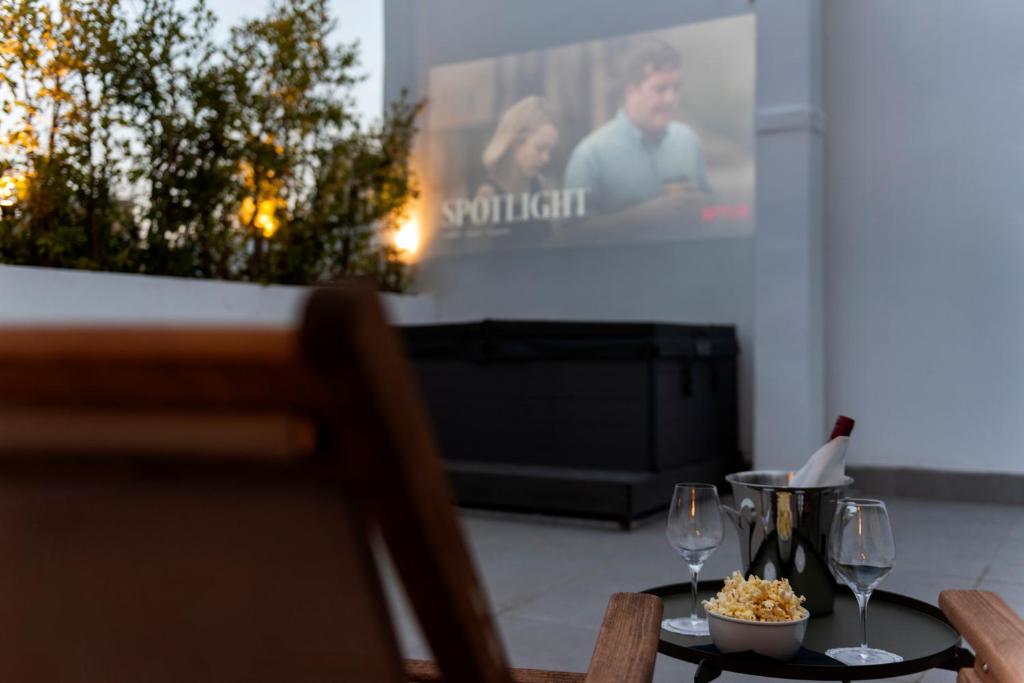 Televízia a/alebo spoločenská miestnosť v ubytovaní Athens Flair