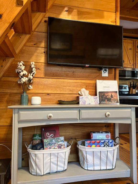 Kuchyň nebo kuchyňský kout v ubytování Log Cabin with Mountain View and Privacy