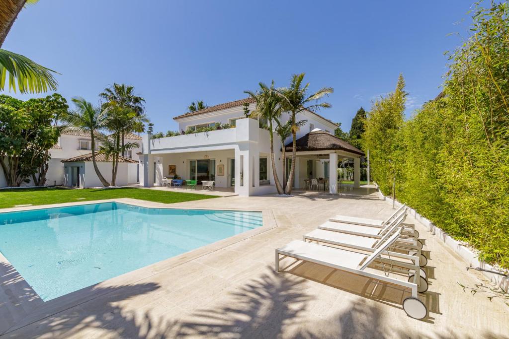 The swimming pool at or close to Holiday villa for rent in Marbella
