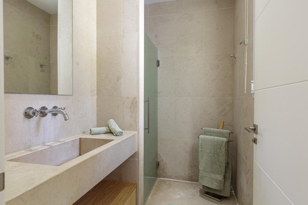 A bathroom at Holiday villa for rent in Marbella