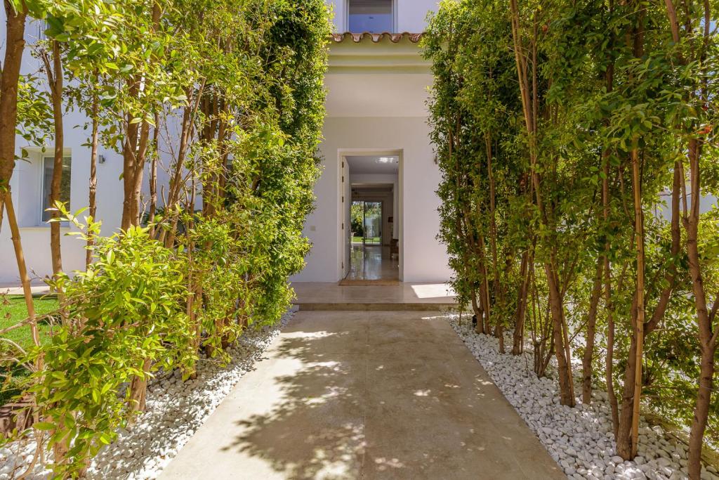 A garden outside Holiday villa for rent in Marbella