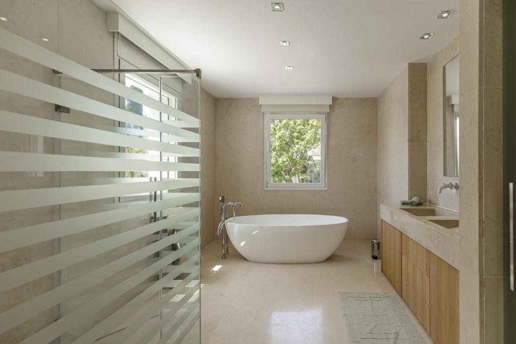 A bathroom at Holiday villa for rent in Marbella