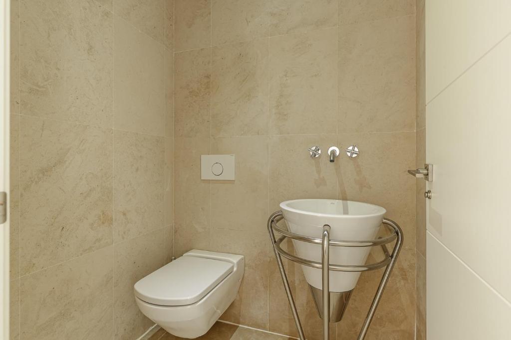 A bathroom at Holiday villa for rent in Marbella