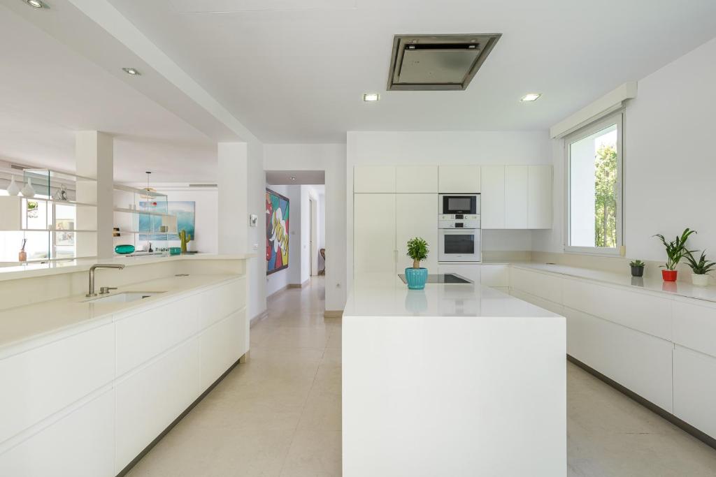 A kitchen or kitchenette at Holiday villa for rent in Marbella