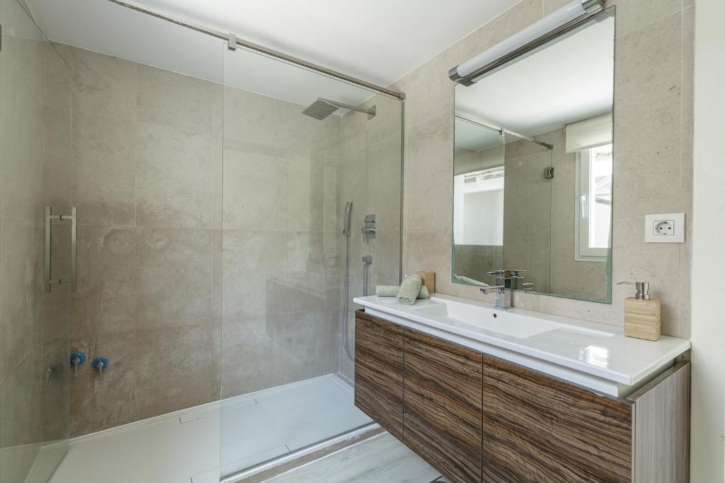 A bathroom at Holiday villa for rent in Marbella