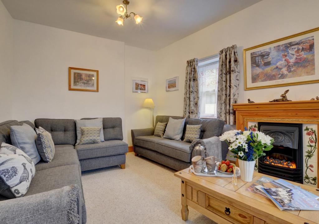 sala de estar con 2 sofás y chimenea en Clifton House 4 Lynton, en Lynmouth