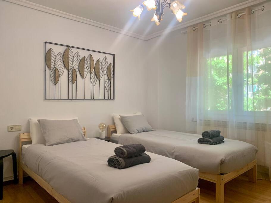 um quarto com duas camas com toalhas em APARTAMENTO CÉNTRICO y CÓMODO em Vitoria-Gasteiz